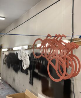 sykkelsiluetter i friske sommerfarger til Ringebu sentrum