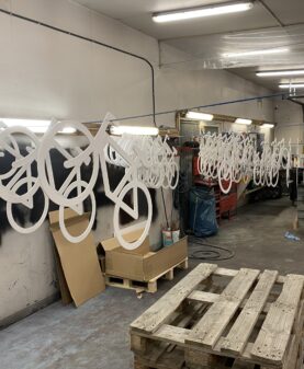 sykkelsiluetter i friske sommerfarger til Ringebu sentrum