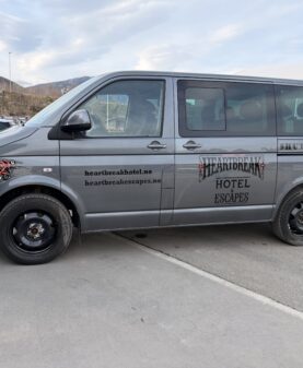 Side på transportbil med logo og informasjon