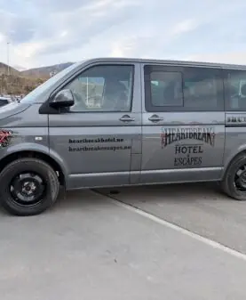 Side på transportbil med logo og informasjon