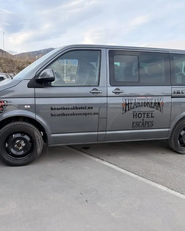 Side på transportbil med logo og informasjon