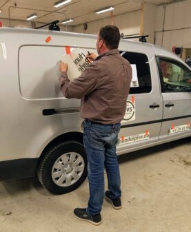 Montering av skåret folie på firmabil