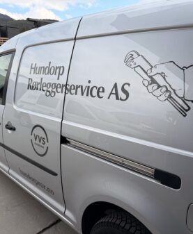 Venstre side ferdig dekorert bil for Hundorp Rørleggerservice