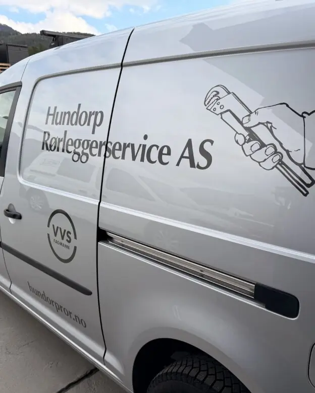 Venstre side ferdig dekorert bil for Hundorp Rørleggerservice