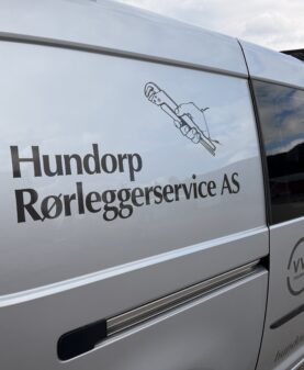 Høyre side ferdig dekorert bil for Hundorp Rørleggerservice
