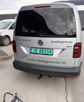 Bakside av ferdig dekorert bil for Hundorp Rørleggerservice