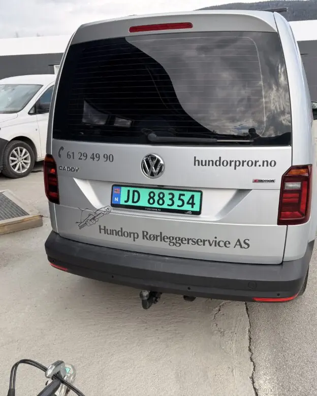Bakside av ferdig dekorert bil for Hundorp Rørleggerservice