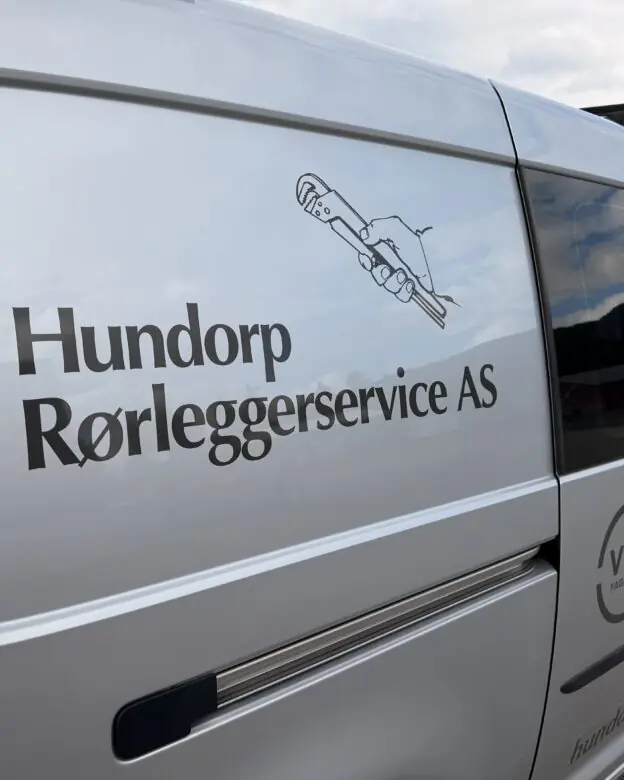 Høyre side ferdig dekorert bil for Hundorp Rørleggerservice