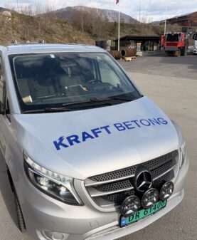 Logo på panseret på en arbeidsbil