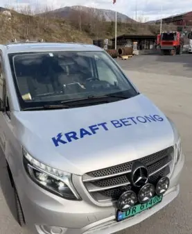 Logo på panseret på en arbeidsbil