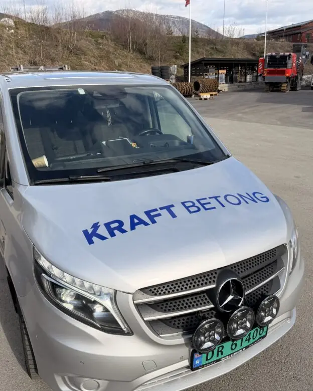 Logo på panseret på en arbeidsbil