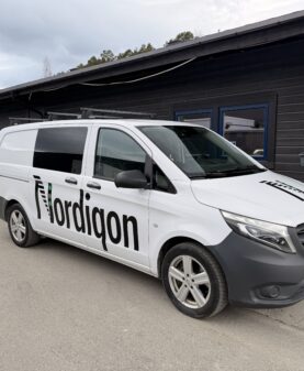 Stor logo montert på siden av en varebil