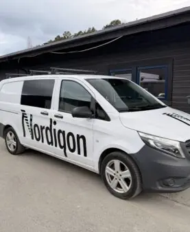 Stor logo montert på siden av en varebil