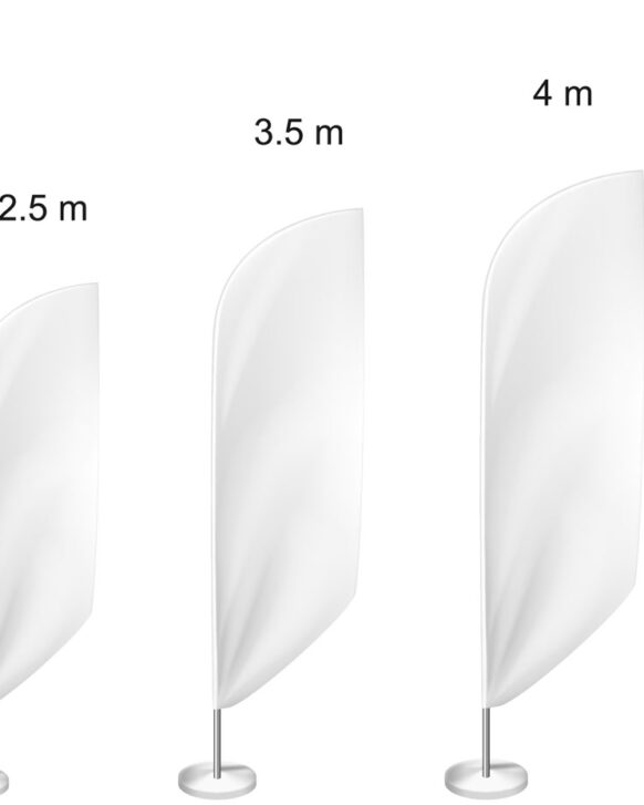 En illustrasjon viser fem hvite beachflagg i ulike størrelser, fra 2 til 5 meter, ved siden av en person for å tydeliggjøre beachflagg størrelsene.