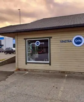 Butikkfasaden til Vinstra Synsenter med fasadeskilt og vindusdekor
