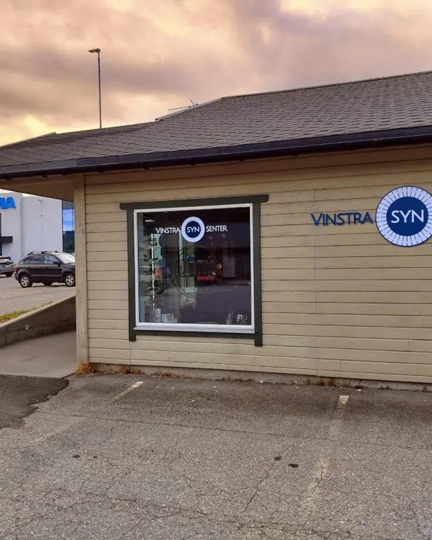 Butikkfasaden til Vinstra Synsenter med fasadeskilt og vindusdekor