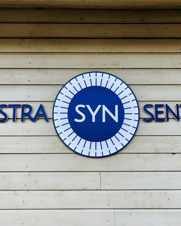 Ferdig montert fasadeskilt med utskjærte bokstaver og logo for Vinstra Synsenter