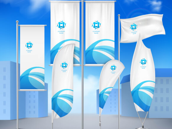 En samling av hvite flagg og bannere i ulike former, prydet med et blått bølgemønster og en logo, står utendørs mot en blå himmel.