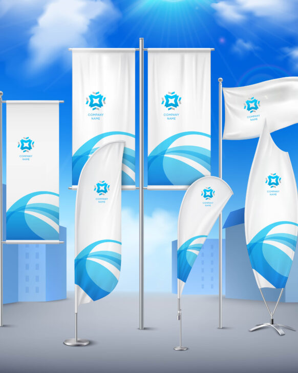 En samling av hvite flagg og bannere i ulike former, prydet med et blått bølgemønster og en logo, står utendørs mot en blå himmel.