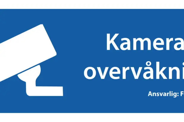 Blått skilt med kamerasymbol, teksten Kameraovervåkning og felt for ansvarlig firmanavn